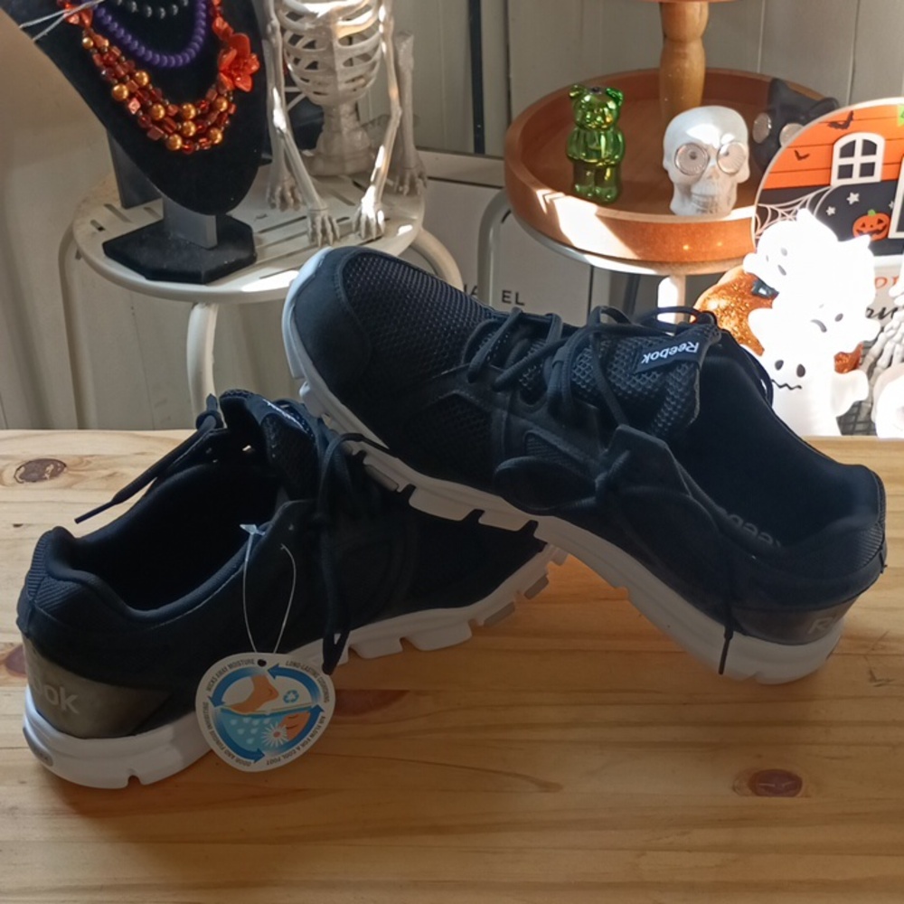 1️⃣5️⃣5️⃣🆕Reebok Black and White Sneakers